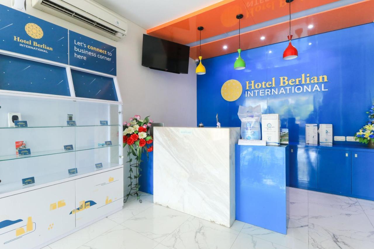 Hotel Berlian International Surabaya Exterior photo